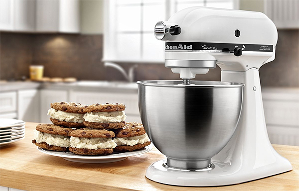 An Iconic Stand Mixer to Tackle All Sorts of Kitchen Tasks
