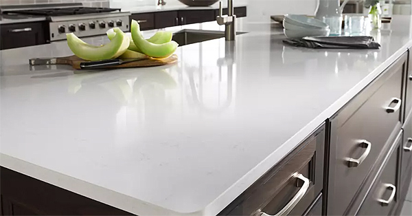 A Bright Quartz Countertop That Resists Stains and Bacteria Thanks to Its Imperviousness