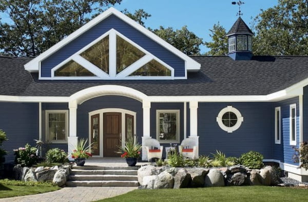A Sunny Ranch Home Outfitted with Durable Aluminum Siding in a Deep Blue Color