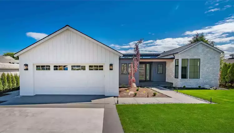 image of transitional house plan 11694