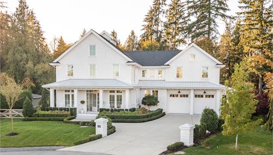 Stunning Farmhouse with 3 Fireplaces and Natural Light