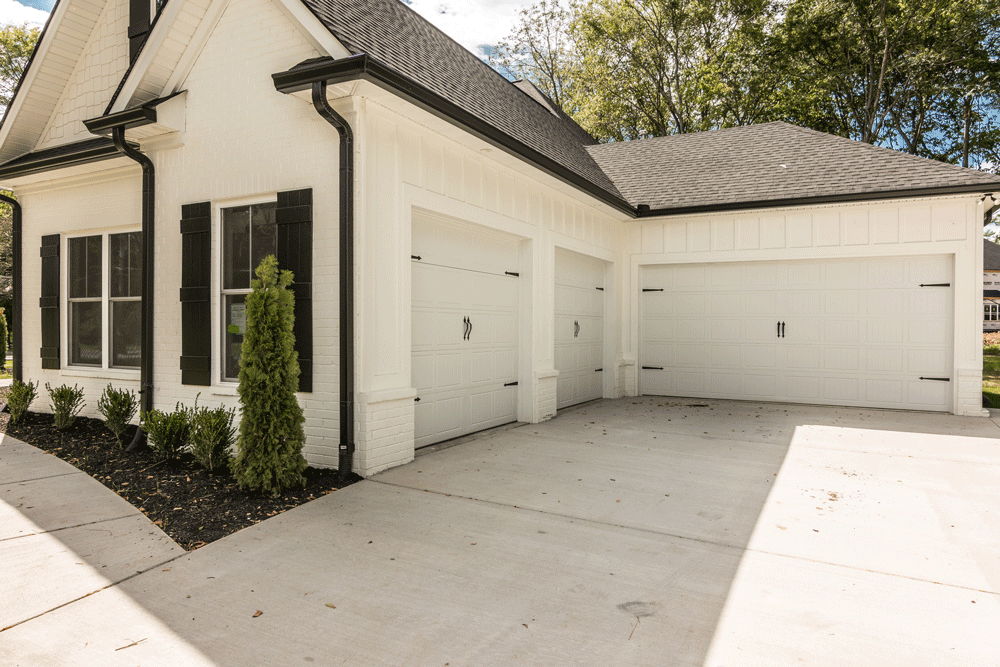 Side Garage (Modified with Extra Forward-Facing Bay)